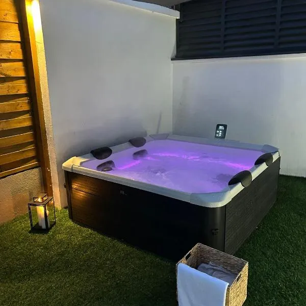 Lelo Sunset Spa, Romantic Garden Apartment with Private Jacuzzi, hotel di Zadar