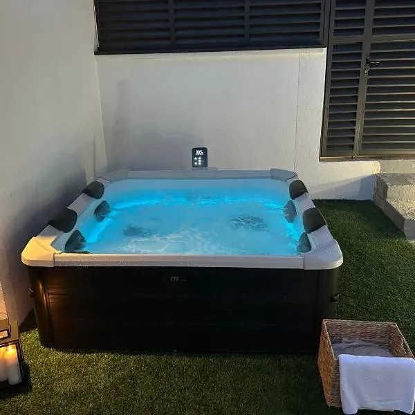 Lelo Sunset Spa, Romantic Garden Apartment with Private Jacuzzi, готель у Задарі