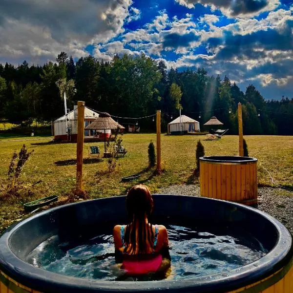 Glamping Niebiańska Osada Jurty Dolnośląskie, hotel di Polanica-Zdrój