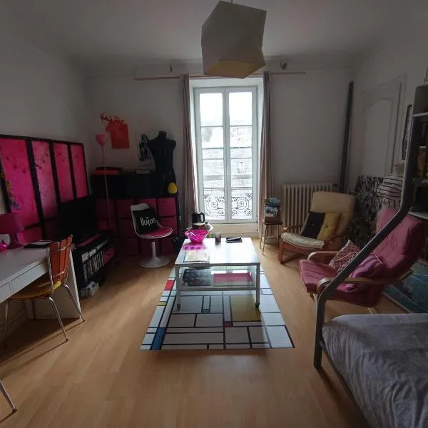 Grande chambre chez l'habitant dans hypercentre piéton, hotel in Quimper