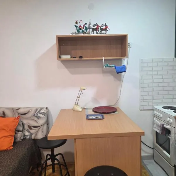 Prelep mali stan sa terasom, hotel en Petrovaradin
