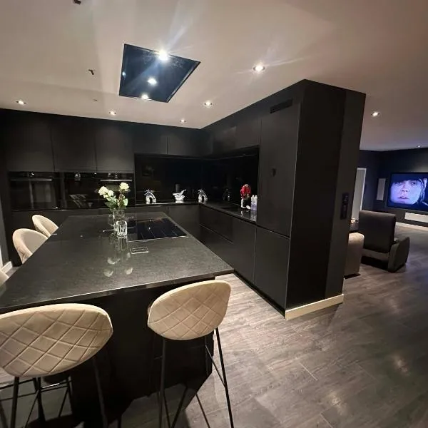 Skyline Penthouse with Private Terrace & Jacuzzi – hotel w mieście Hønefoss