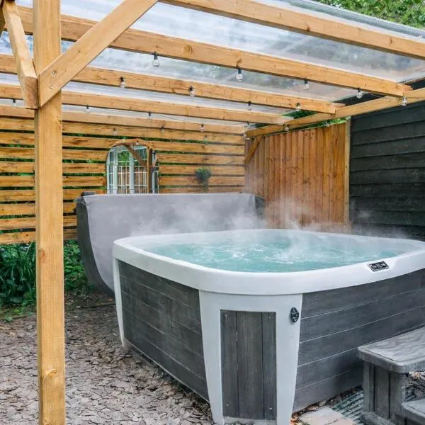 New Forest Cottage with Hot Tub, Fireplace and Private Garden, hôtel à Cadnam