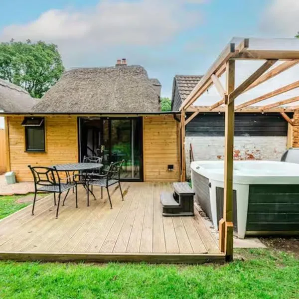 Cozy Cottage with hot tub! – hotel w mieście Cadnam