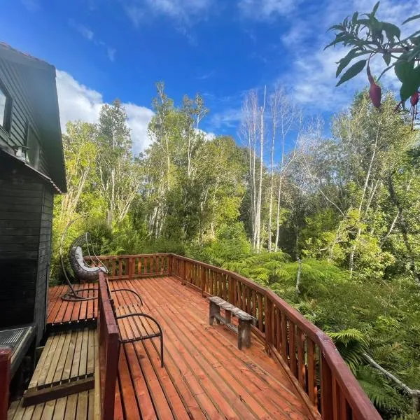 Cabaña en selva patagónica, cerca del pueblo, hotel in Puerto Raul Marin Balmaceda
