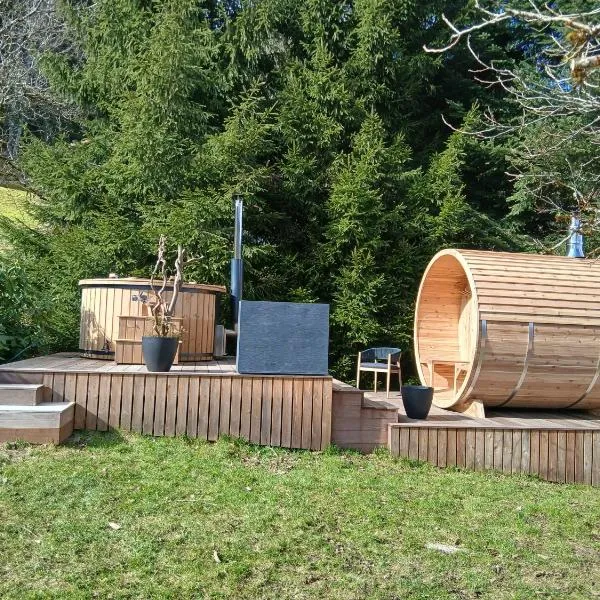 Ferme de Chenezeau - 15 personnes , 7 chambres، فندق في جوراردُميه