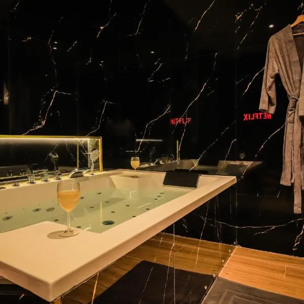 Golden Suite - Elegance - Private Spa Jacuzzi, hotelli kohteessa Lens