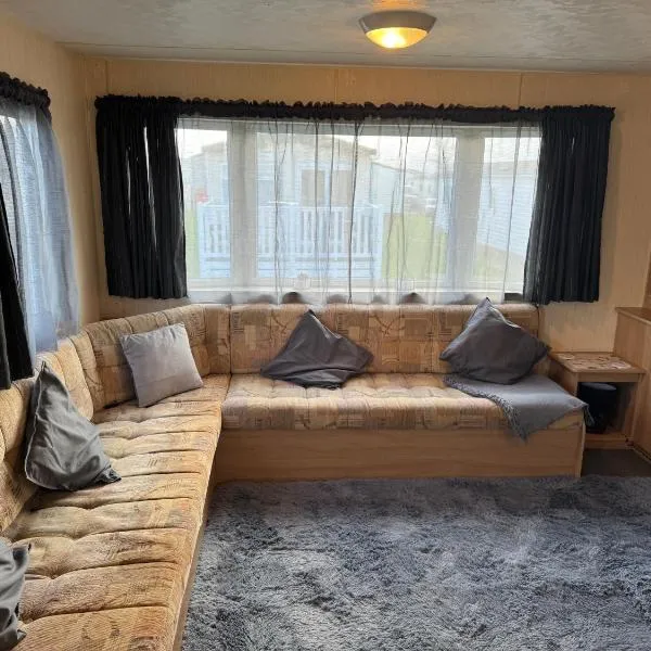 Space for 8, by the Beach with Pool and Entertainment, hotel in Leysdown-on-Sea