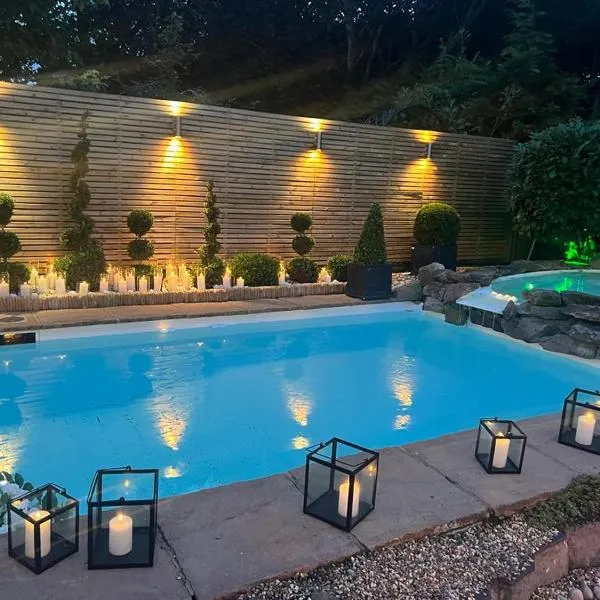 The Lux Pool House - Westoning, hotel v destinaci Westoning