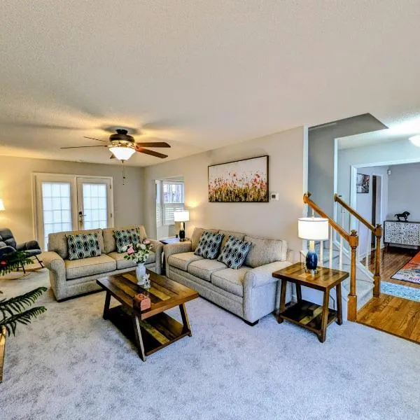 Double Room The Sunlit Serene in Cary Near RTP RDU Apex, מלון בקרי