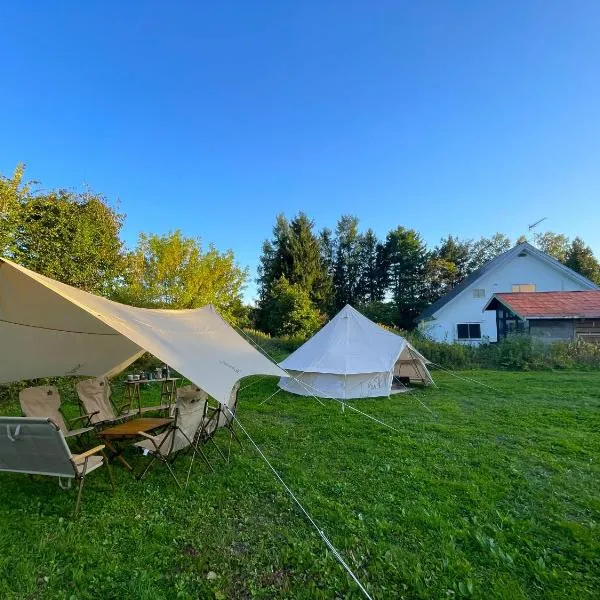 完全貸切コテージとカジュアルグランピング 5-9月 バーベキュー 露天風呂 映画 お子様から祖父母まで, hotel en Kami-furano