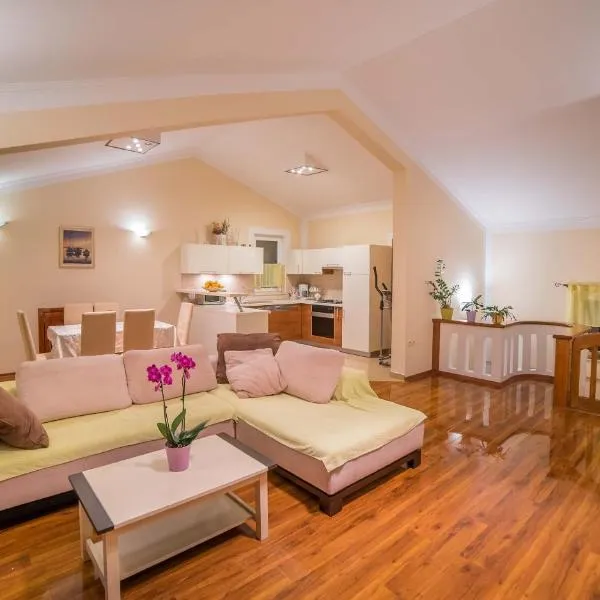 Captain's Apartment, hotel v Rabu