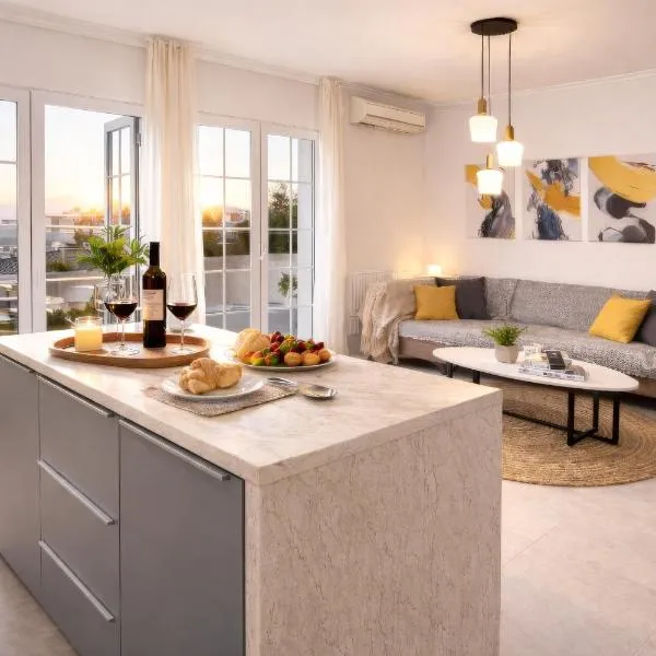 Luxury 60sqm Apartment with Balcony & Easy Parking, 10min from Center, hotelli Kalamatassa