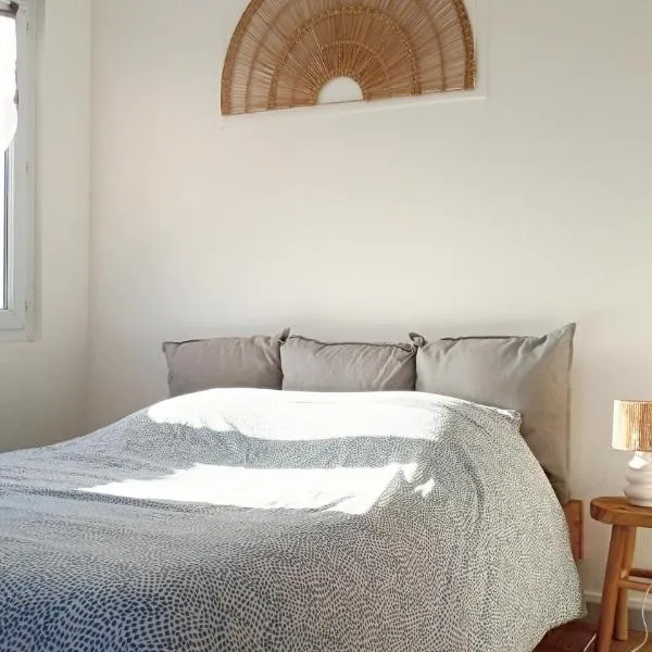 Maisonnette cosy avec parking - Séjour pro ou détente, hotel em Landrévarzec