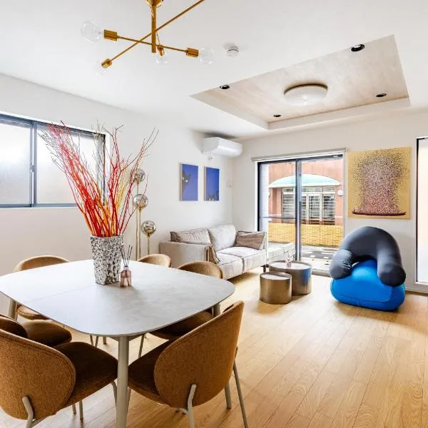 6 minutes by tram to Tenjin Stylish house for rent for up to 8 people Comfortable with 3 independent bedrooms & 2 toilets Parking lot for 2 cars, hôtel à Fukuoka