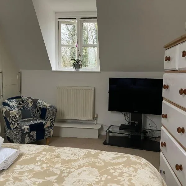 Charming Detached Cottage Guest Room in Silsoe Village, hotel in Bedford