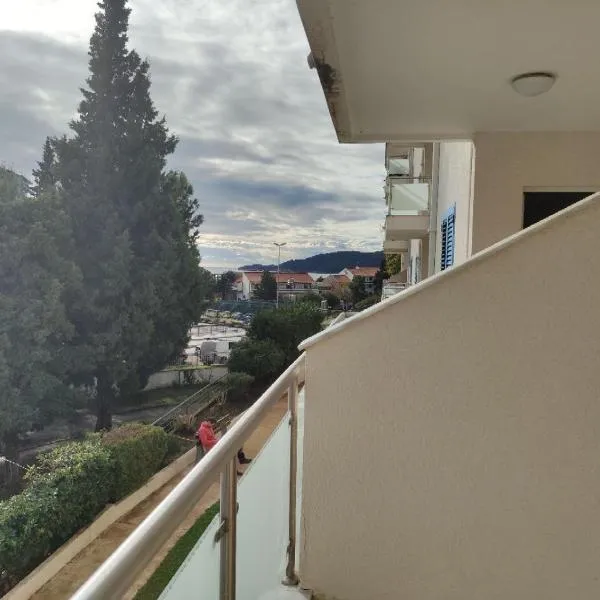 Komforan apartman u Irskom kompleksu, Bečići, blizu mora sa parkingom, hotel a Bečići