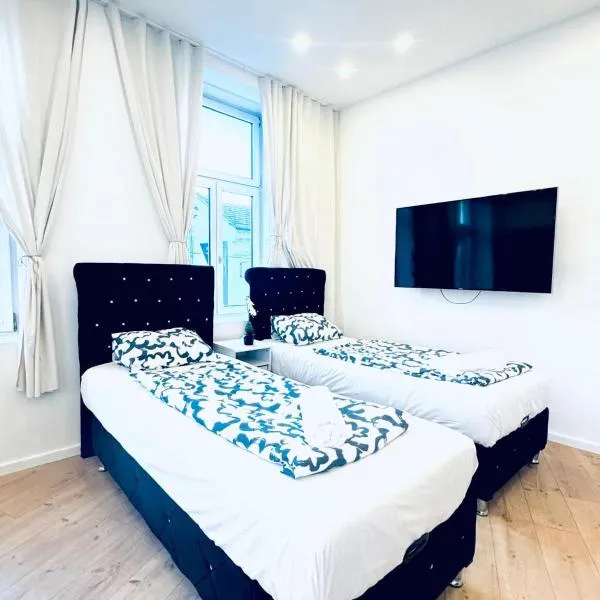 Stylish 3-Bedroom Stay Close to Kaufpark Alterlaa, Hotel in Wien