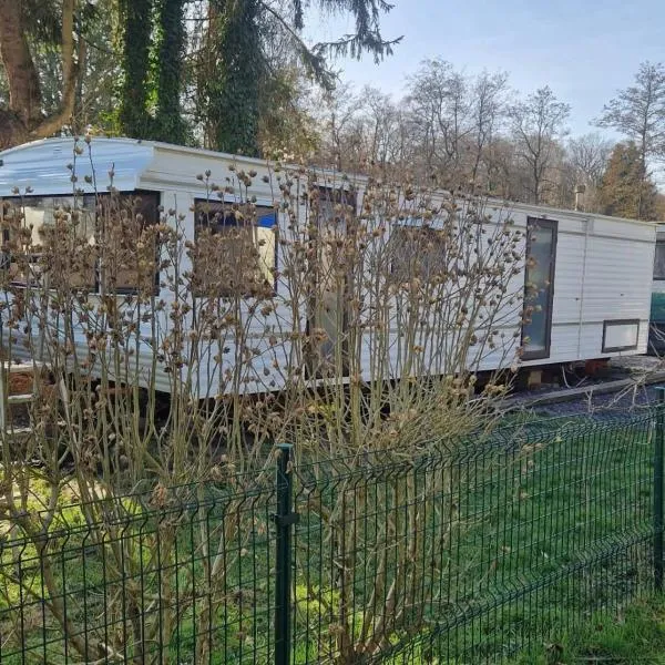 Caravane en pleine nature ferme proche de tout, hotelli kohteessa Philippeville