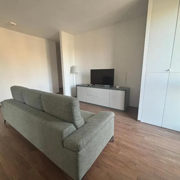 Grazioso appartamento Peschiera Borromeo a 10 minuti in auto da Milano, aeroporto Linate e ospedale Cardiologico e di San Donato: Peschiera Borromeo'da bir otel