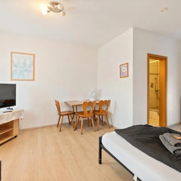Monteurzimmer Haus 6 Nebringen für bis zu 12 Personen - Küche und Parkplätze vorhanden, hotell i Gäufelden