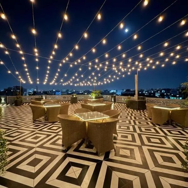 Miran Suites with Rooftop Cafe - Surajkund, hotel di Faridabad