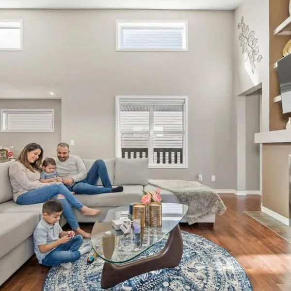 Large Family Home w Kid's Play Tent! FREE Banff Pass: Calgary şehrinde bir otel