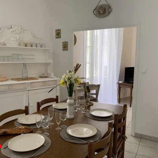Echoppe Ancienne Boutique de cordonnier avec jardin privé, hotel v destinácii Aubeterre-sur-Dronne