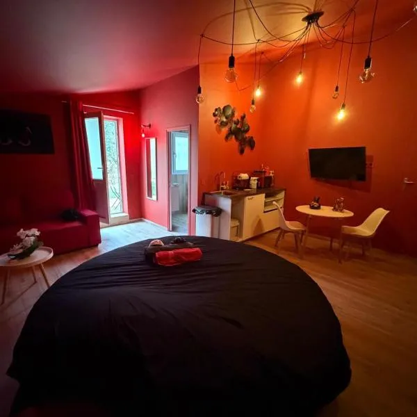 Love Room avec Jacuzzi XXL Table massage Accessoires, хотел в LʼEscarène