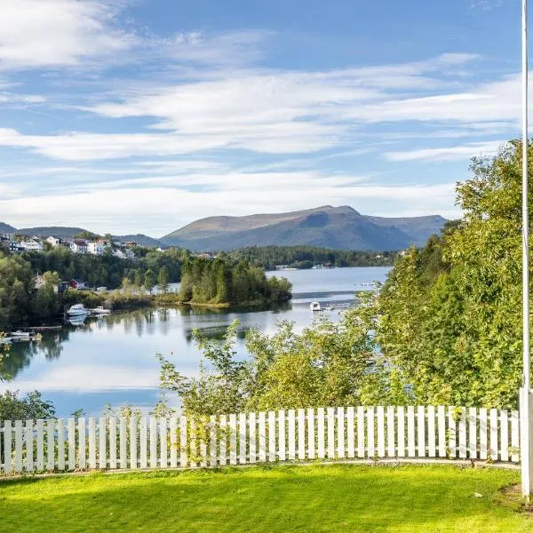 Apartment with stunning fjord view near Ålesund, hotel en Ålesund