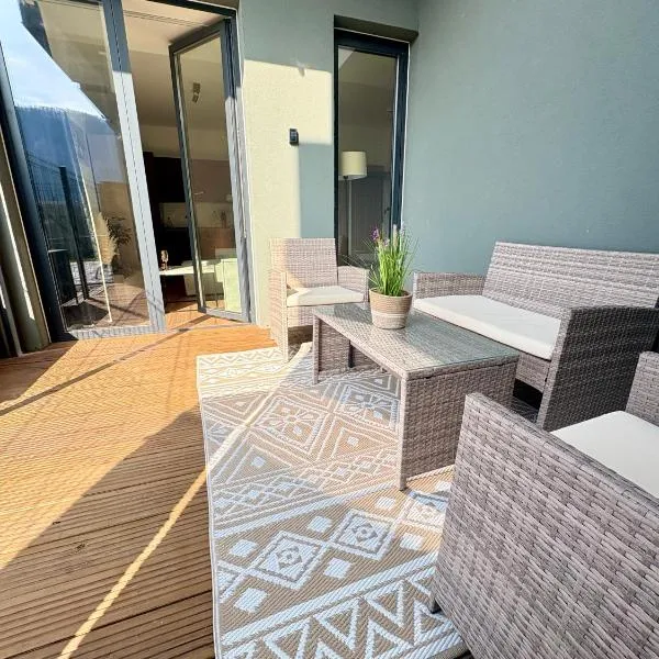 Moderný apartmán so súkromnou terasou v centre Banskej Bystrice, отель в Банска-Бистрице