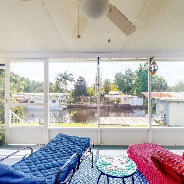 Boat Dock! Sunshine House on St Johns River – hotel w mieście Astor