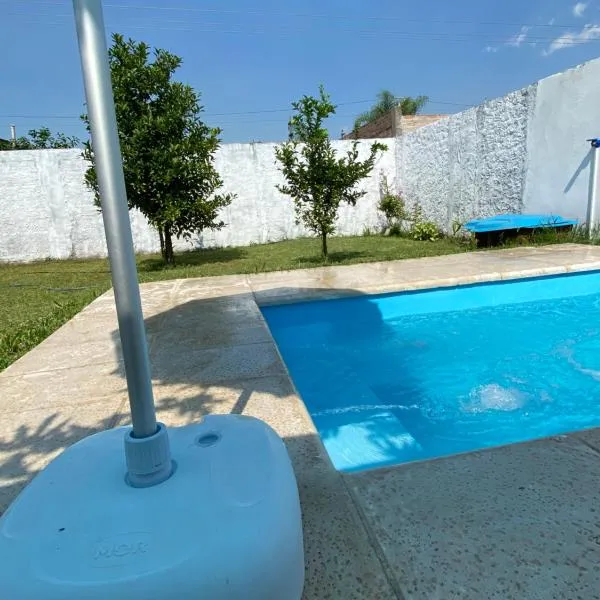 Casa Daia con cochera y piscina, hotelli kohteessa Resistencia