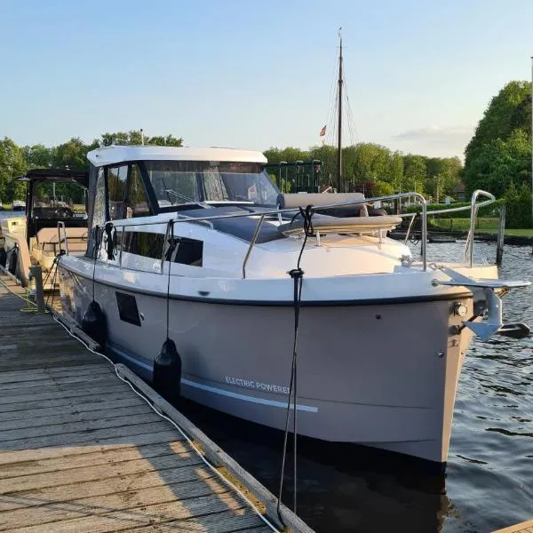 Unique stay on a modern motor yacht - Natural Harbour, hotel in Marknesse
