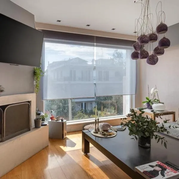 Elegant 2BR Apartment near Metro, Sunny & Spacious, хотел в Атина