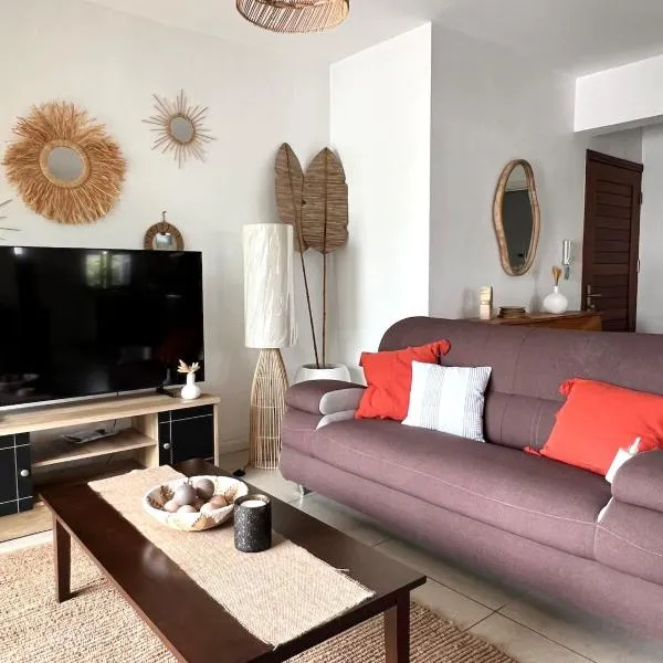 Modern & Quiet 2BR Apartment - Fast WiFi & Parking – hotel w mieście Rose Hill