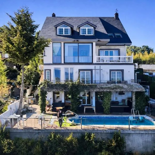 Hotel El Balcon de las nieves โรงแรมในลาซูเบีย