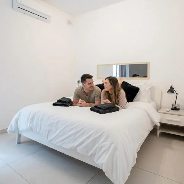 Modern 2 Bedroom Apartment Spinola Bay Near Paceville, хотел в Сейнт Джулианс