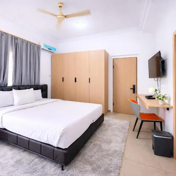 Deluxe Balcony Room in East Legon with Free Breakfast & Gym Access, hotel em Accra