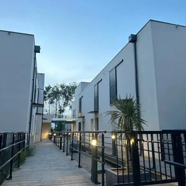 Maison indépendante avec jardin dans résidence proche de la plage，塞里尼昂的飯店