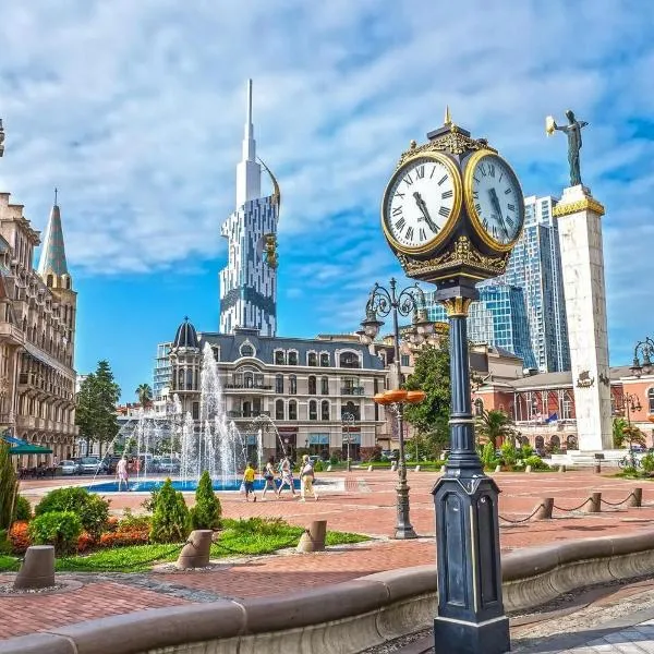 Albatross Luxe Hotel، فندق في باتومي