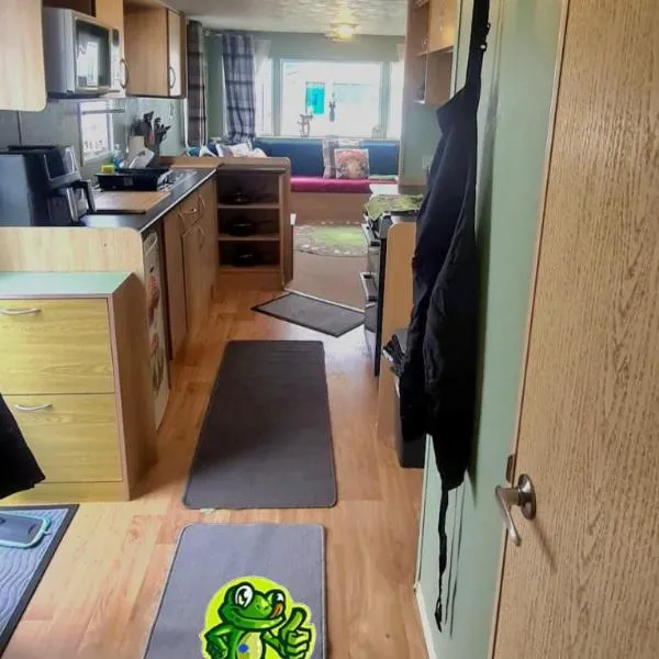 Lyons Winkups Holiday Park Towyn, North Wales static Caravan 3 bedroom sleeps 8 Free Entertainment and Parking Beds made up on arrival PETS WELCOME, Hotel in Kinmel Bay