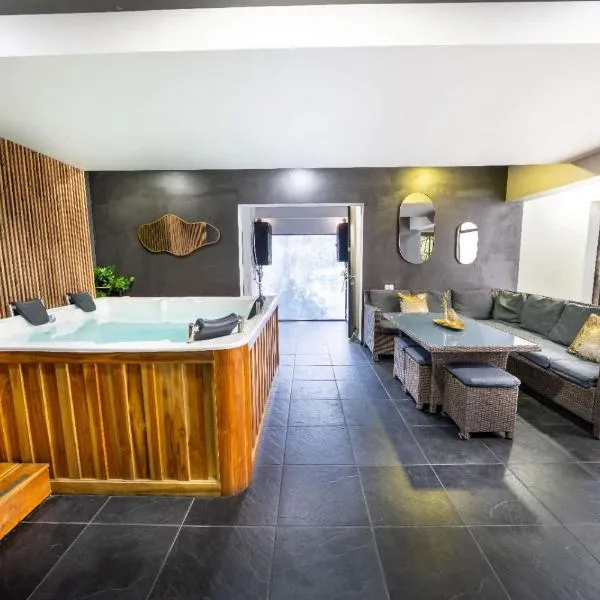 6 bedroom and Jacuzzi 1 block from LLeras P6, hotel in Medellín