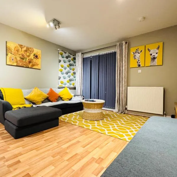 Spacious Home Near Royal Mile with Free Parking, lift and Sunny Balcony, hotel i Edinburgh