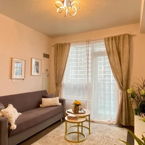 Luxurious Condo Apartment with Direct Subway Access, ξενοδοχείο στο Τορόντο