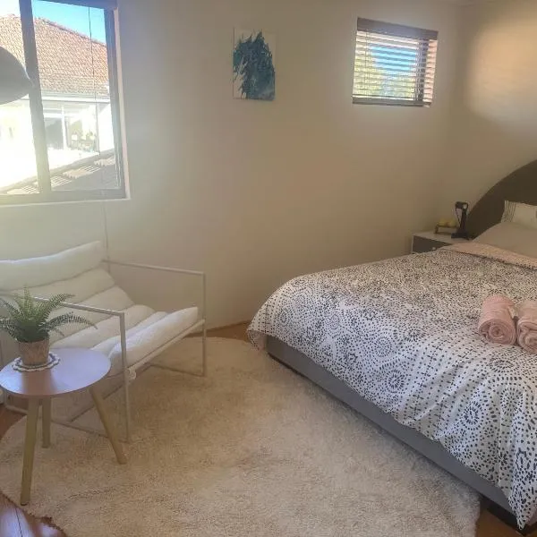 Sunlit Minimal Aircon Room Bayswater Central City & Airport 10min SHARED HOUSE, hotel in Perth