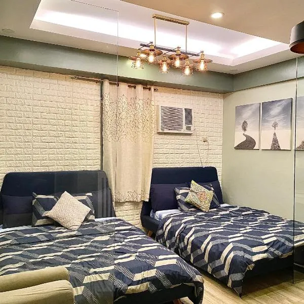 Cozy Escape at McKinley near Venice Grand Canal Mall, hotel en Manila