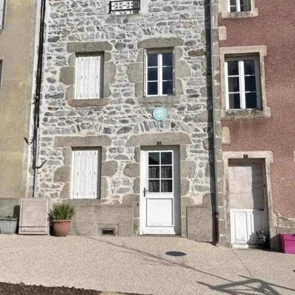 Maison en pierres rénovée avec patio à Ferrières-sur-Sichon - FR-1-489-191 โรงแรมในFerrières-sur-Sichon