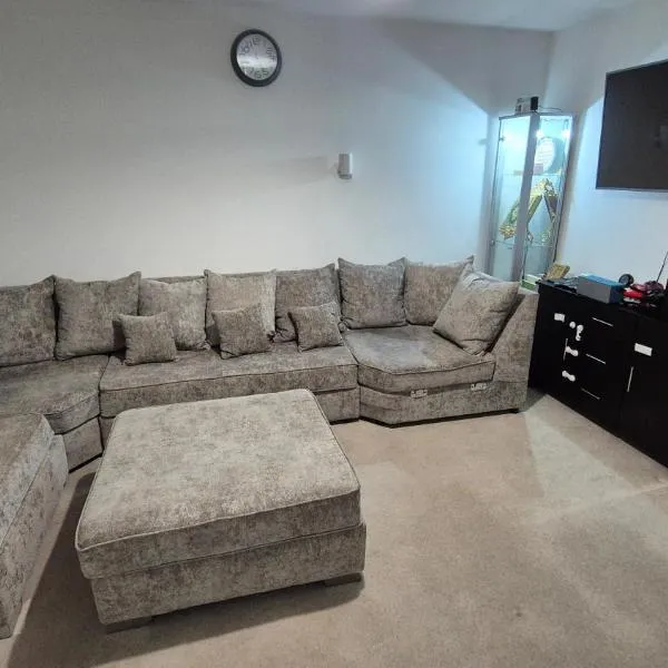 The Aylesbury Home Retreat - 3 Bed Home with Garden & Free Parking - 2 Bedrooms, Hotel in Aylesbury