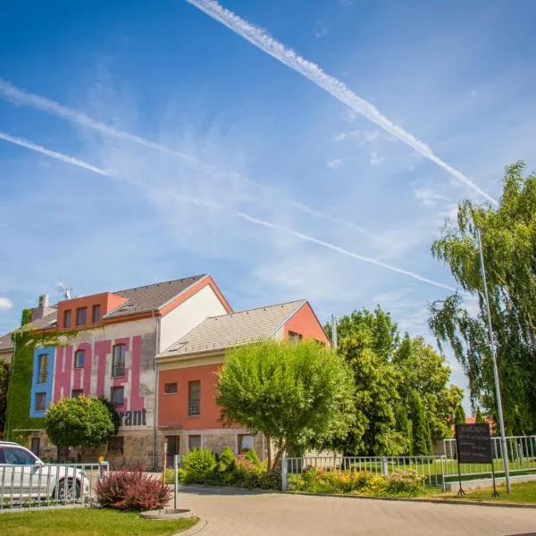 Hotel Mlyn, отель в городе Zavar